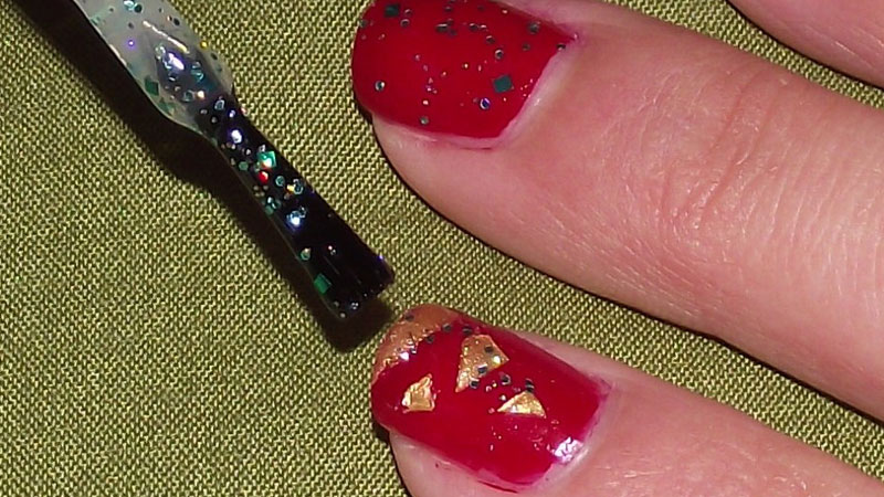 Tendete il top coat glitterato all'interno dell'alberello e su tutte le altre unghie