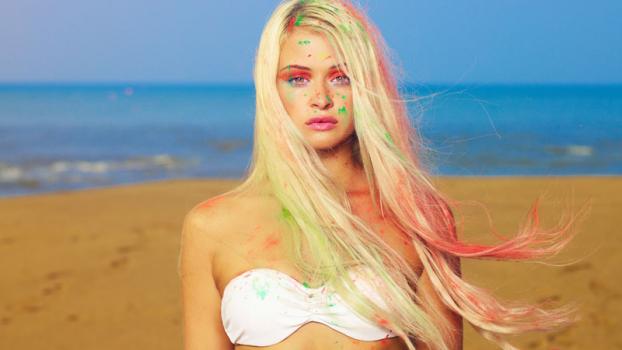 Oltre al costume e al telo mare non dimenticare la protezione solare per i tuoi capelli.