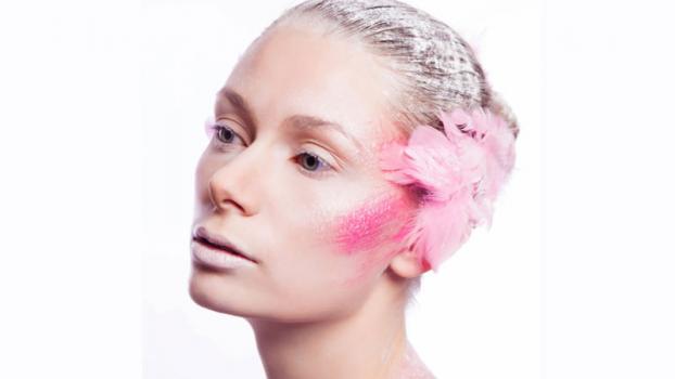 Un velo di blush sulle guance per donare colore e luminosità